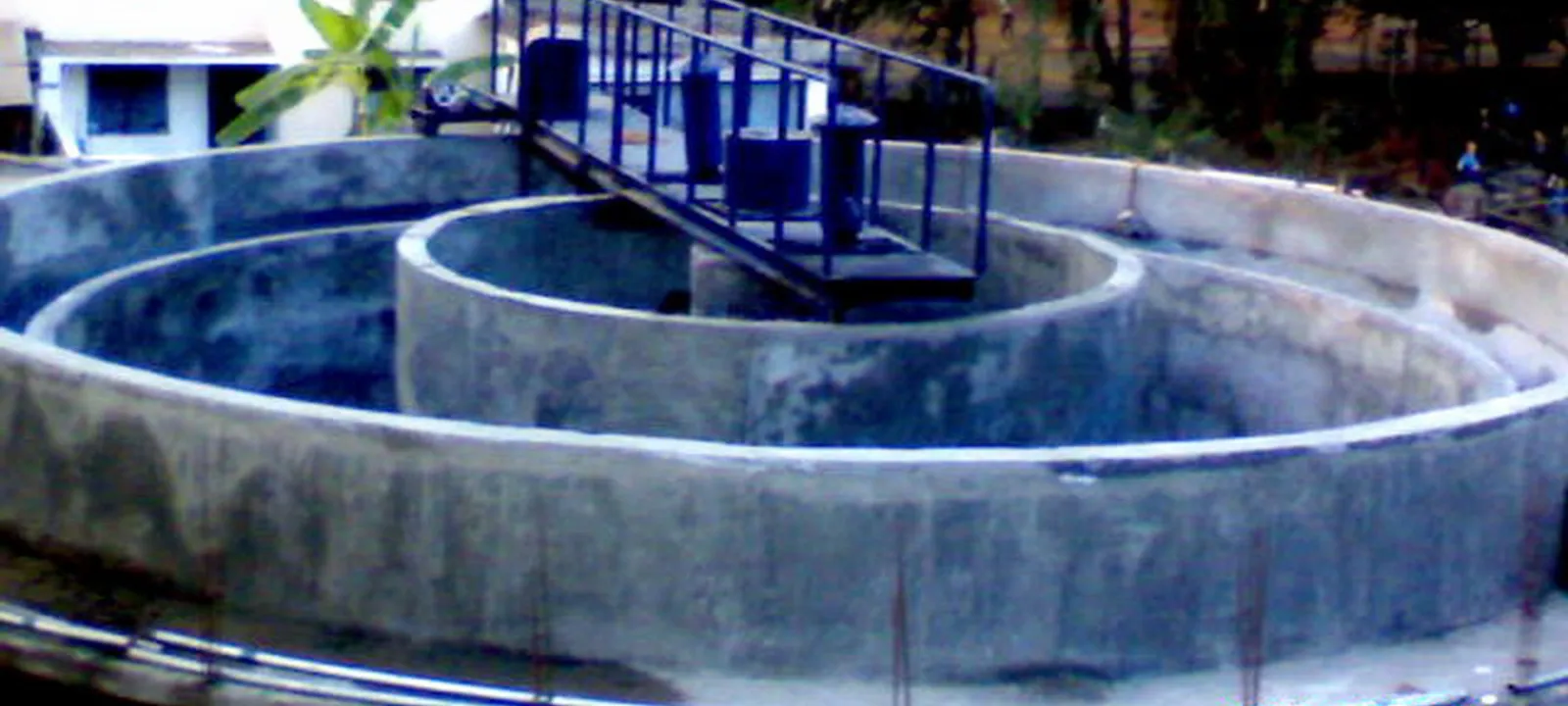 Circular clarifier with its bridge and drive