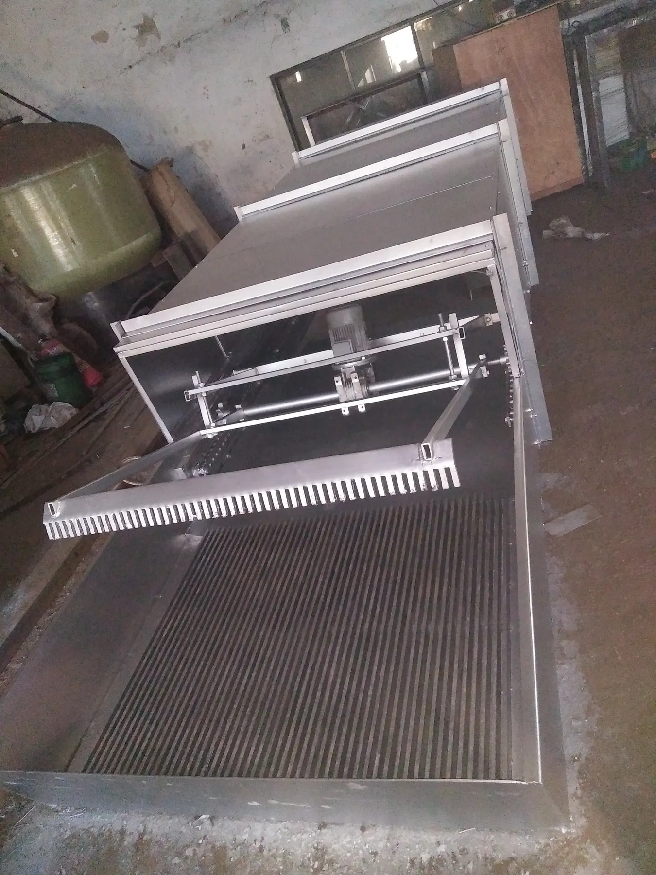 Stainless steel auto rake screen with its rake arm and bar rack