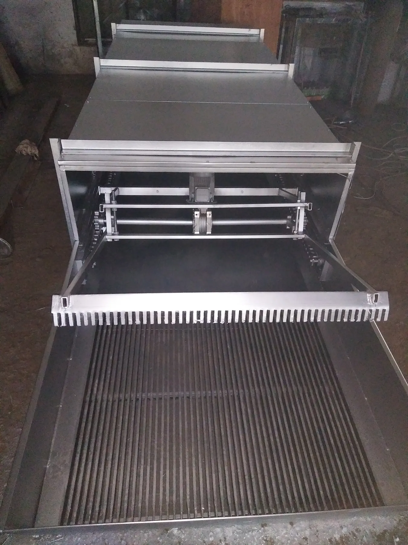 Stainless steel screen with its rake and bar rack