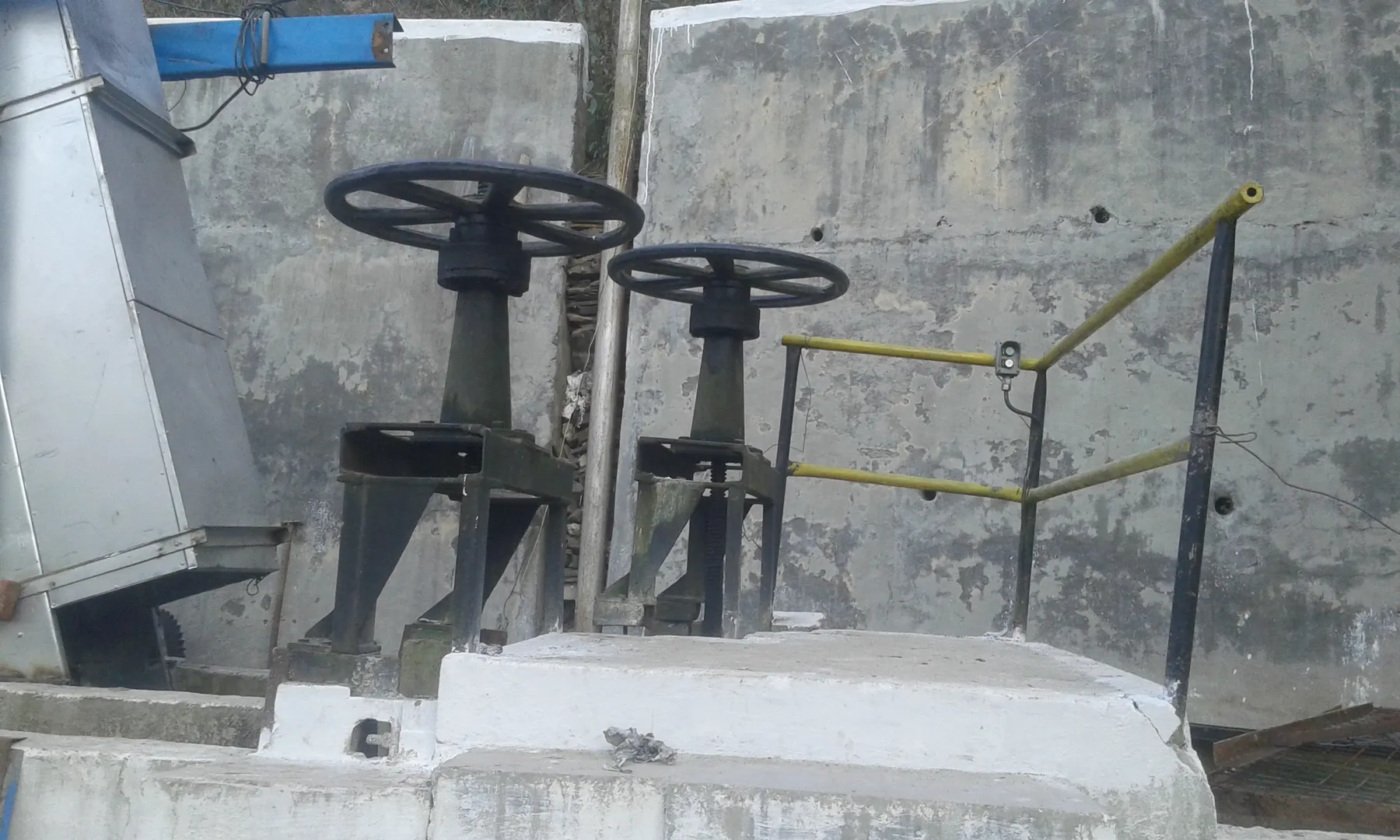 Handwheel sluice gates beside an automatic bar screen