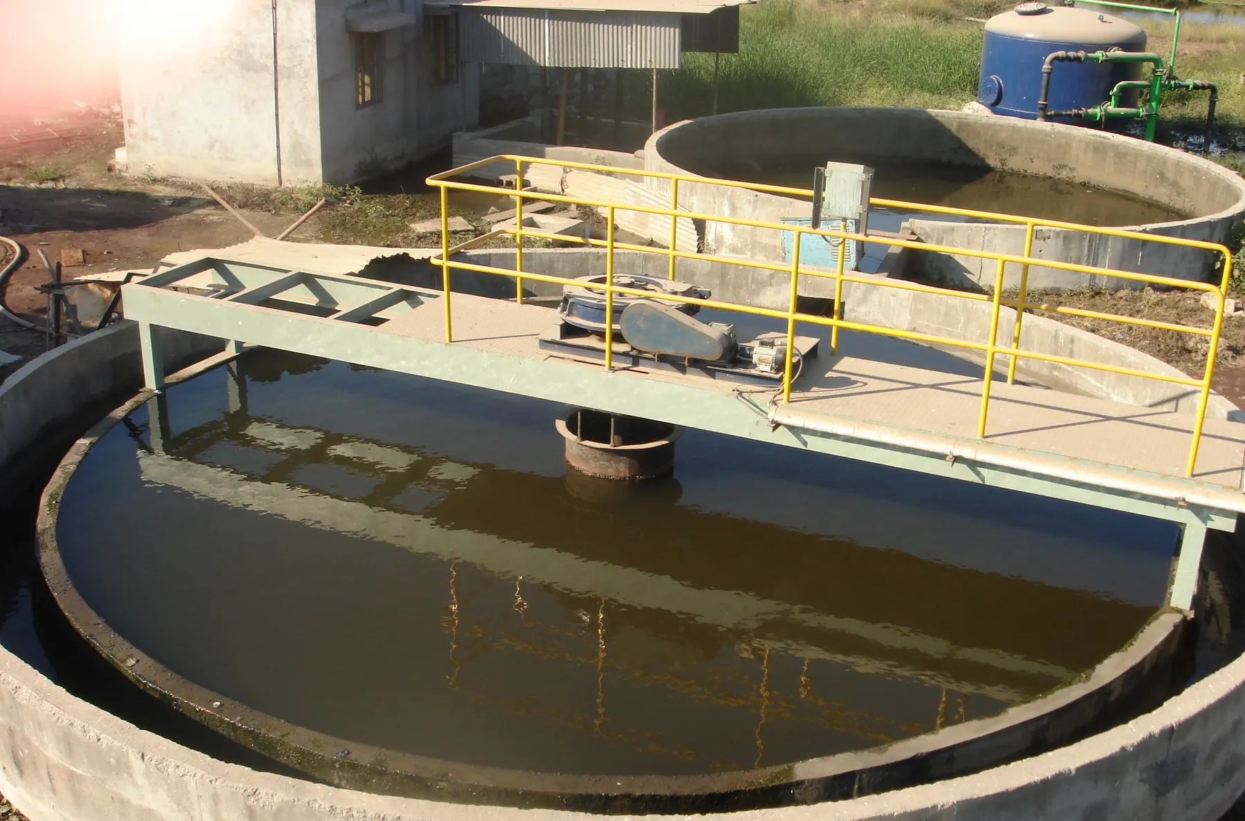 Circular clarifier with its bridge and centre drive