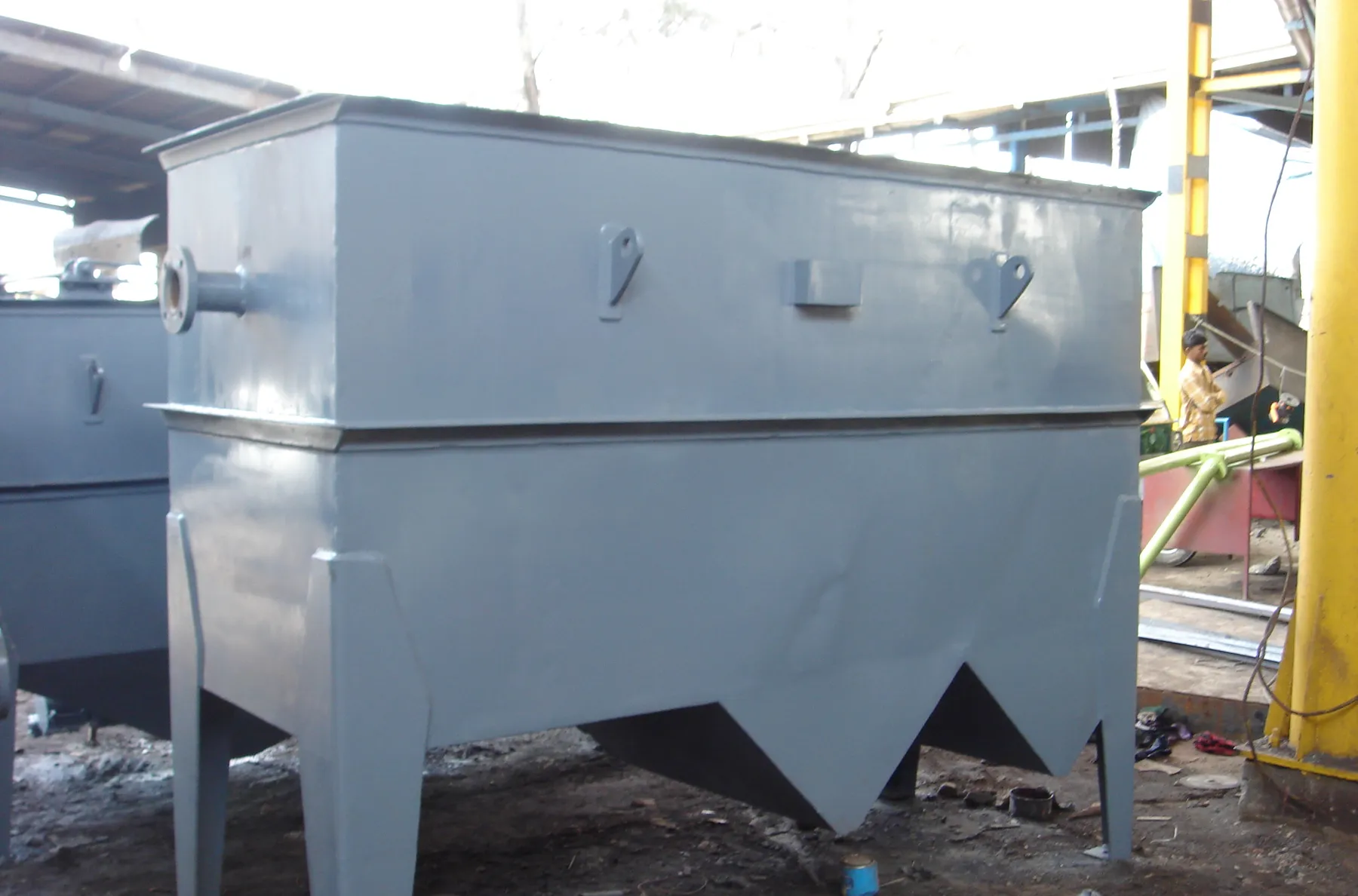 Corrugated plate interceptor with its sludge hoppers