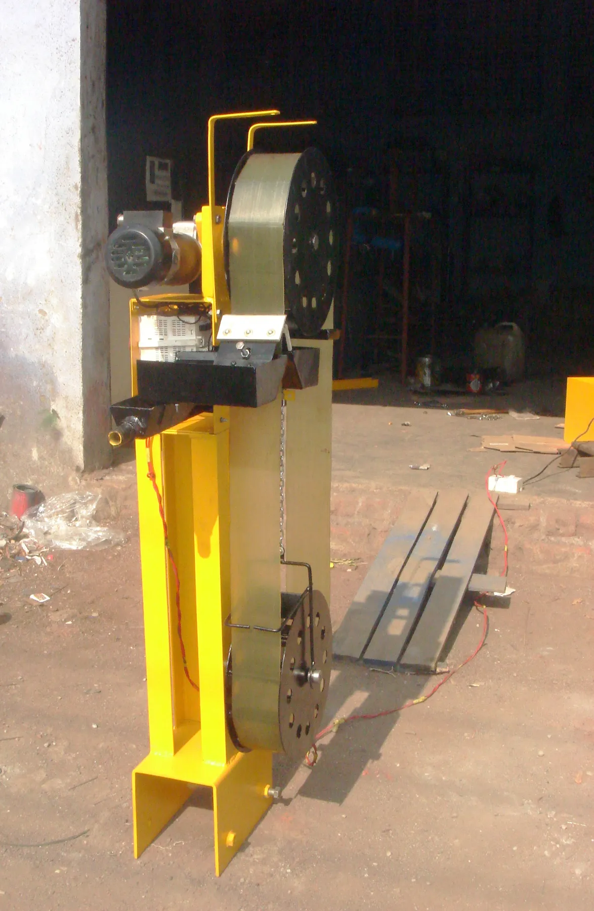 Belt oil skimmer on its stand