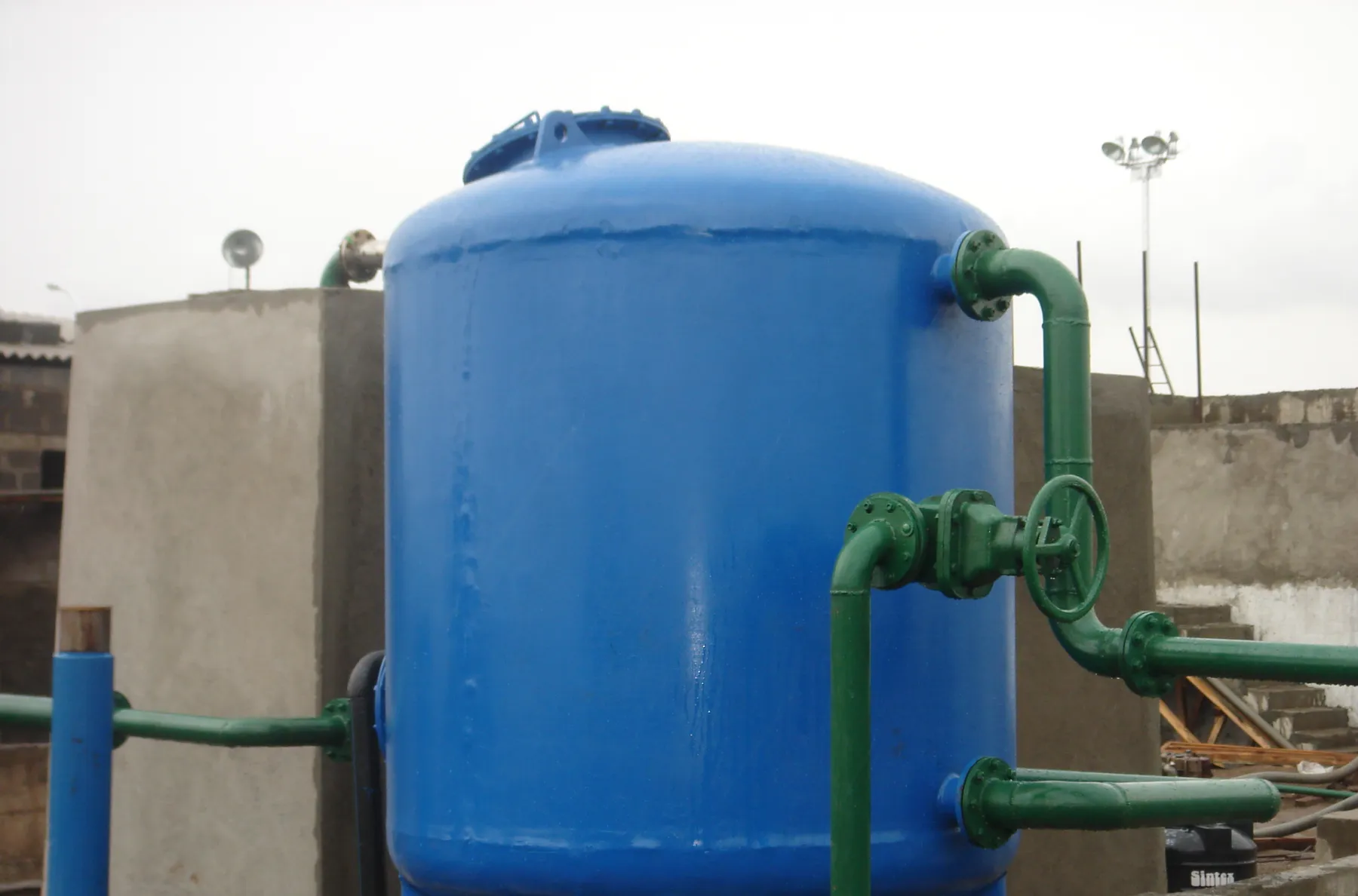 Pressure sand filter with green face piping
