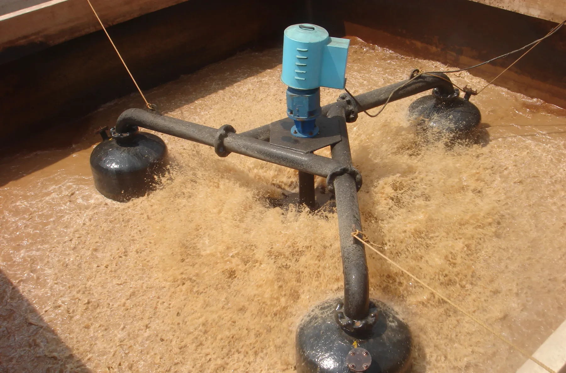 Floating surface aerator running