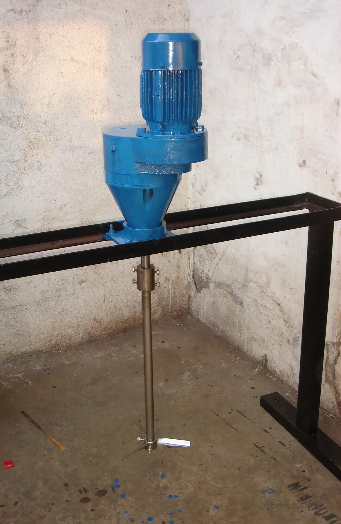 Agitator with gear motor on a support frame