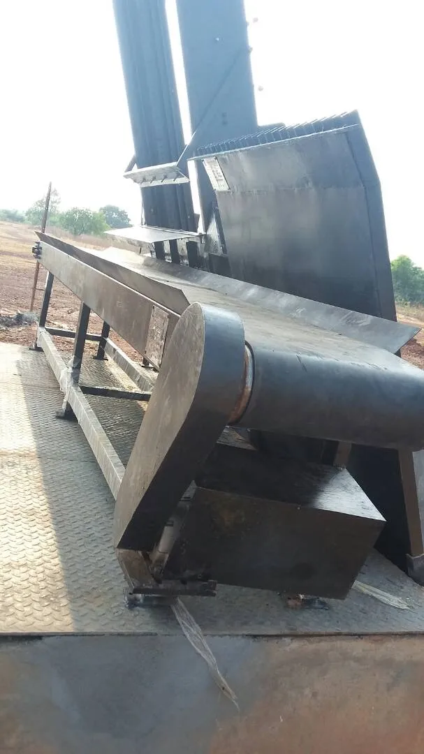 Screen discharging screenings onto a belt conveyor