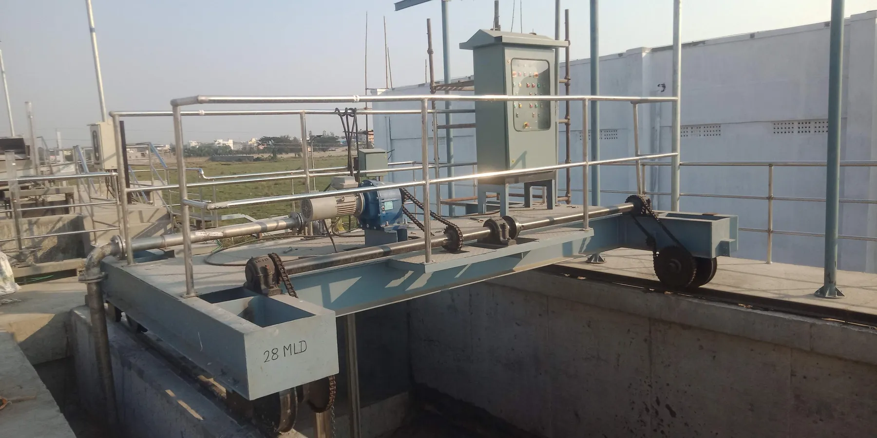 Grit mechanism bridge on its wheels over an aerated grit chamber